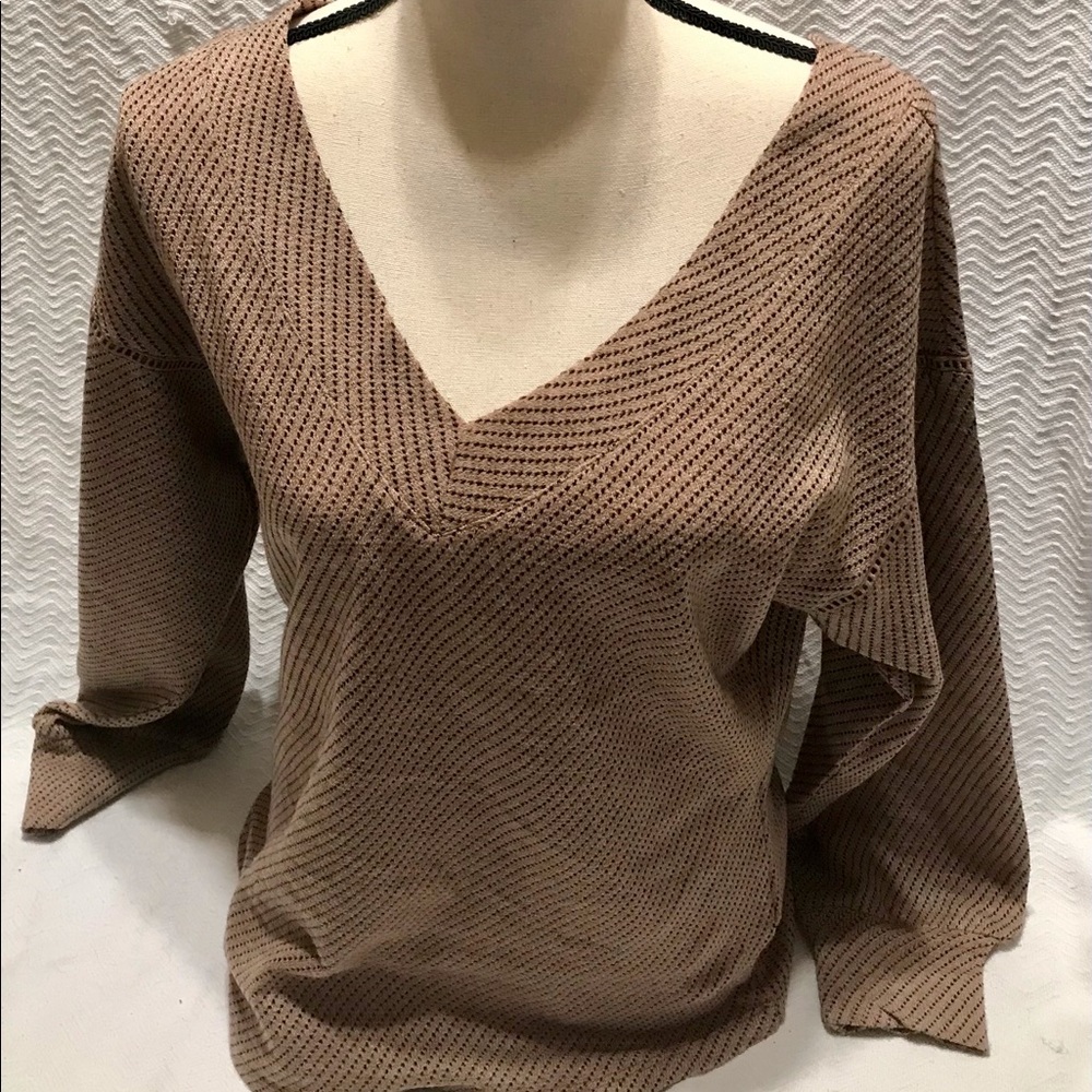 Maurices Women’s V-Neck and Drop Back Shirt with Decal- S